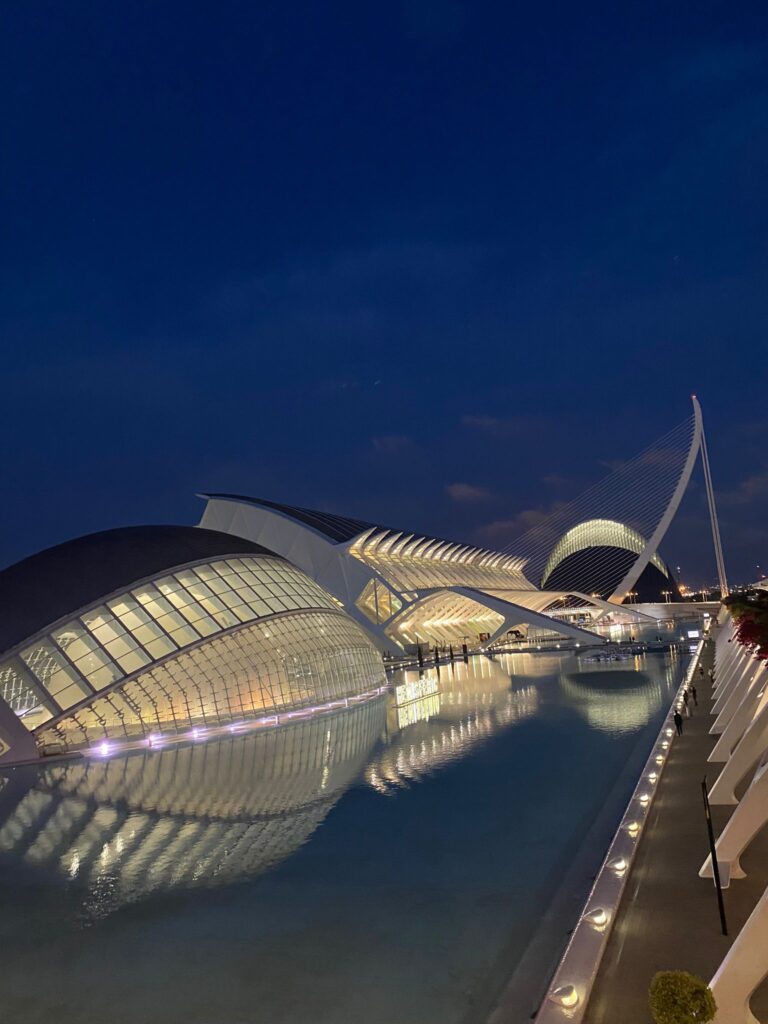 Valencia bij avond tijdens je stage in de stad