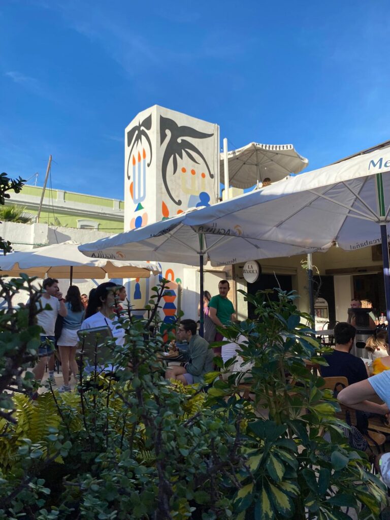 Terras bij Mercabanyal in Valencia met lokale gerechten en studenten sfeer