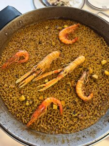 Paella eten in Valencia typisch gerecht voor studenten