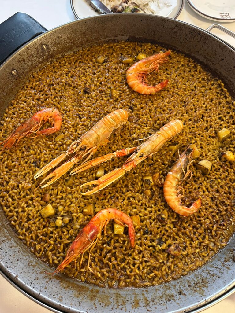 Paella eten in Valencia typisch gerecht voor studenten