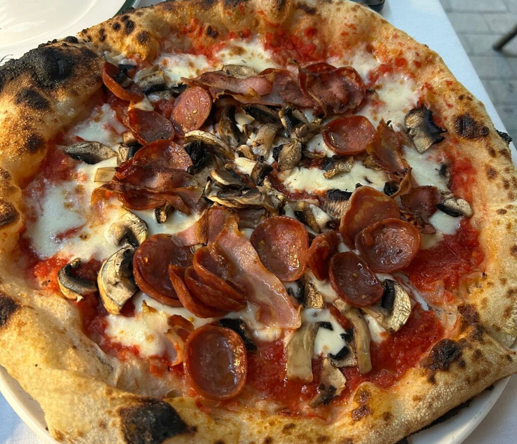 Pizza eten bij San Tomasso in Valencia hotspot voor studenten