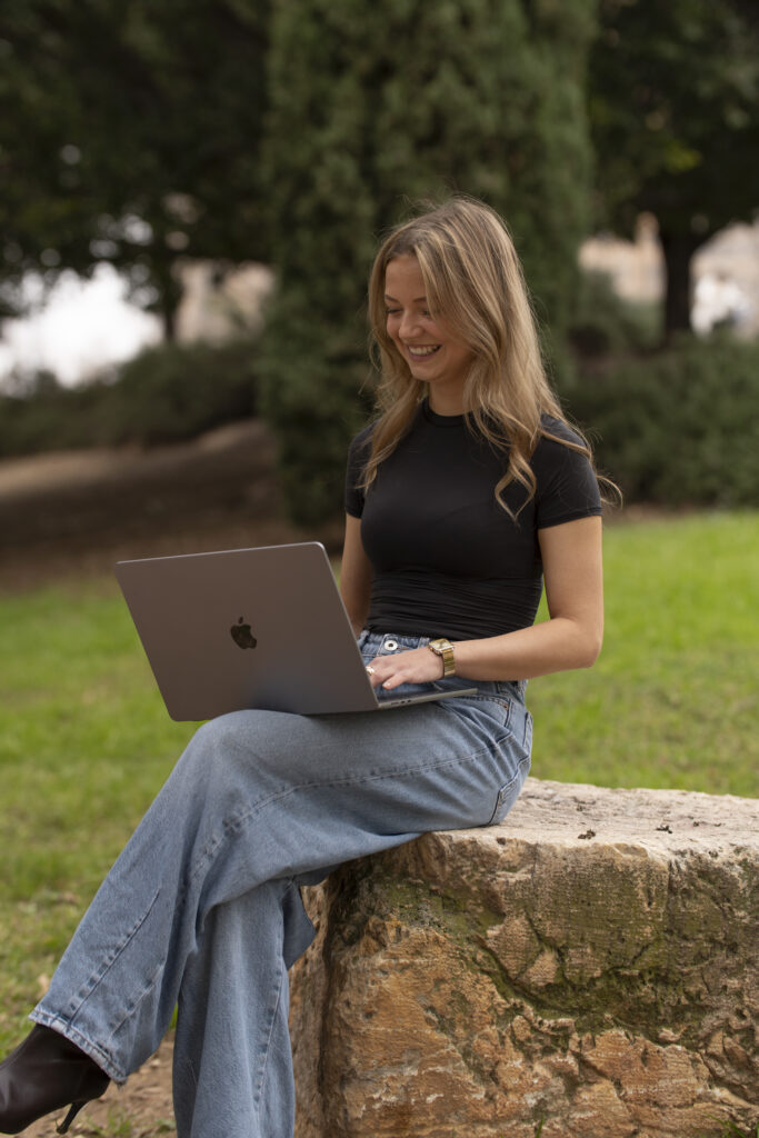 Student bereidt zich voor op het regelen van een stage in Valencia