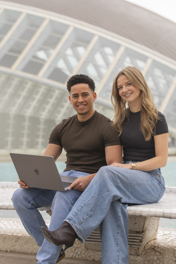 Oprichters van Stagehulpvalencia begeleiden studenten bij hun stage in Valencia