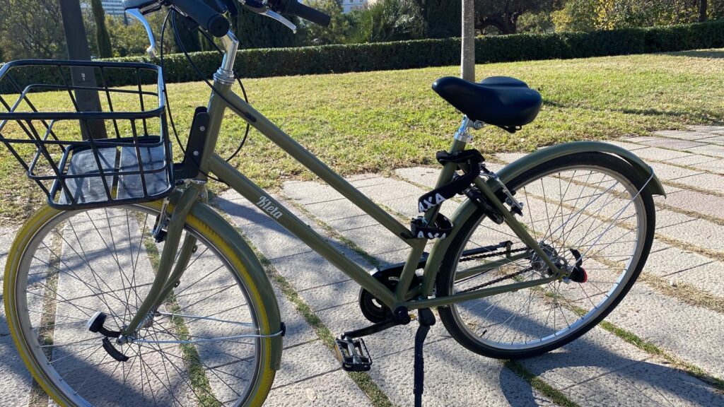 Groene Kleta fiets in Valencia, veel gebruikt door studenten tijdens hun stage