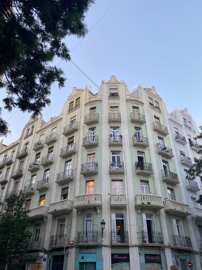 Straat met appartementen en balkons in de wijk Ruzafa in Valencia
